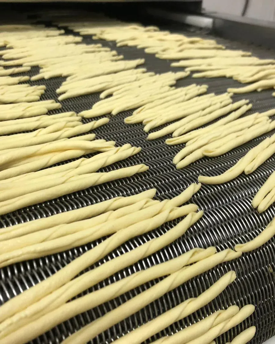 Pasta fresca sul banco del pastificio